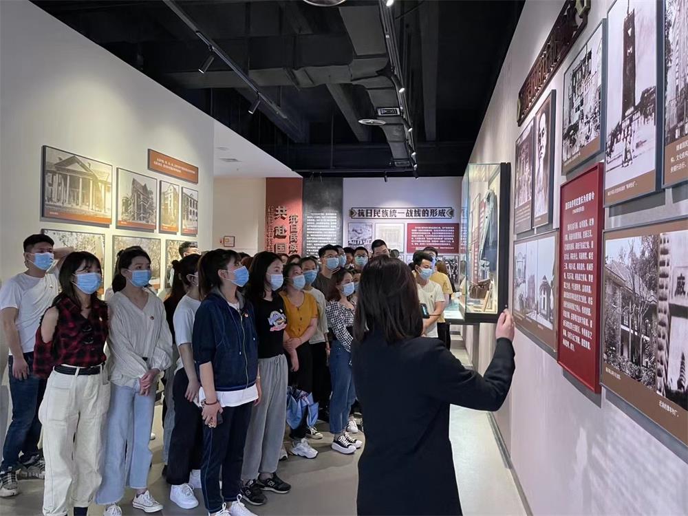 1620352596524299.jpg 聆聽紅巖革命故事.jpg